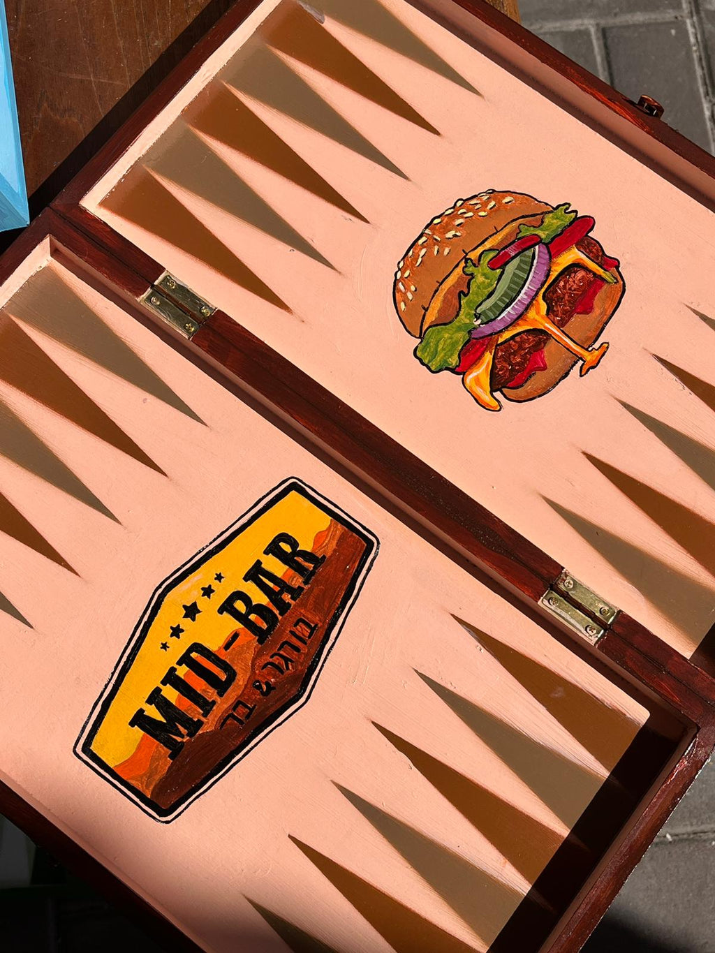 שני סמלים/דמויות פשוטות