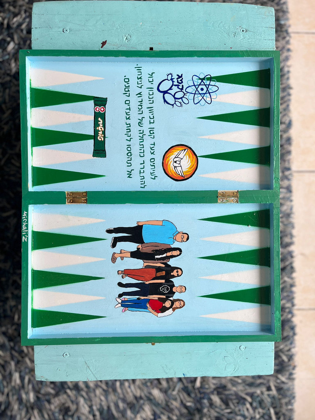 תמונה בצד אחד, מספר אייקונים בצד שני