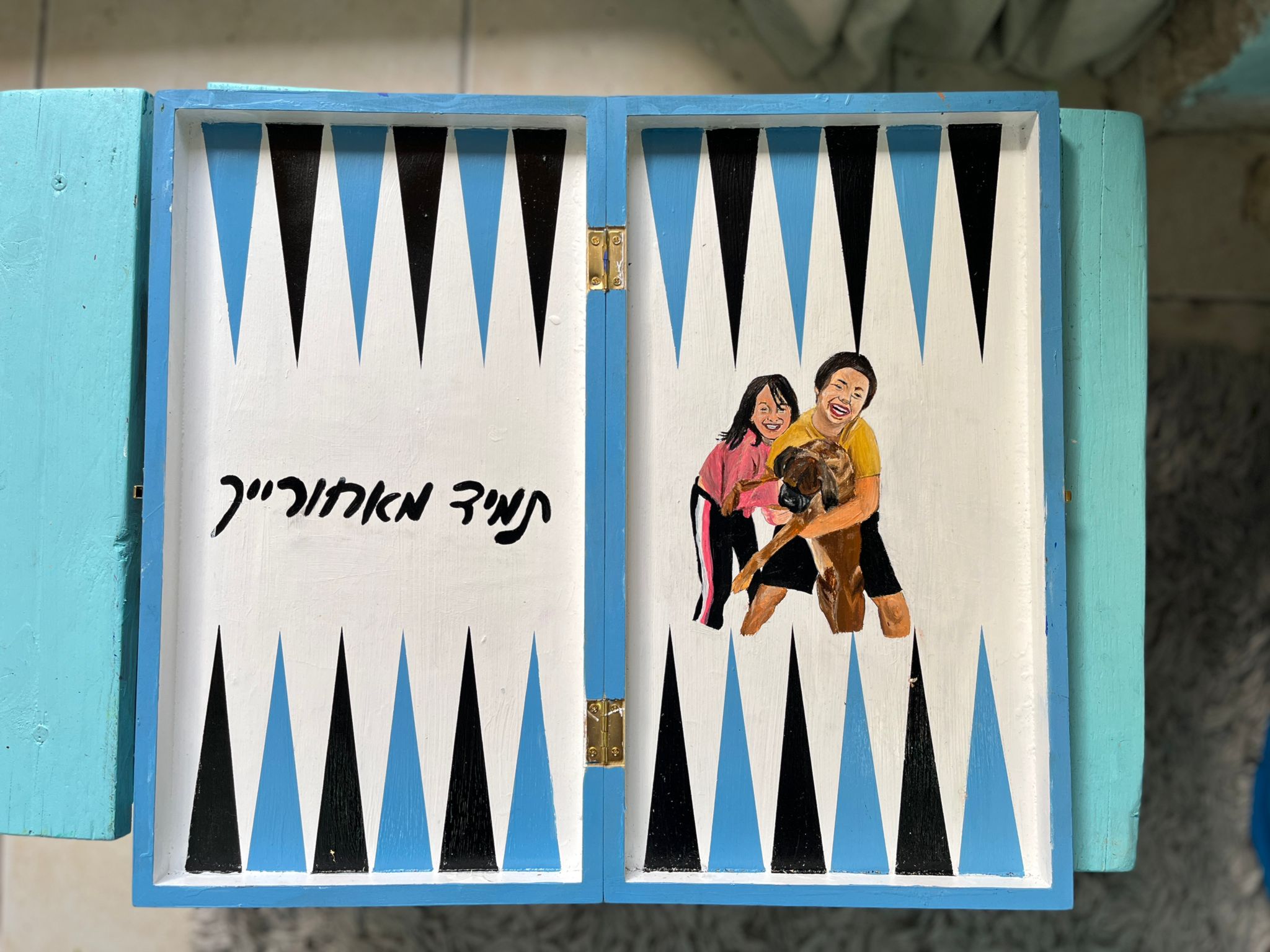 דמות/שתי דמויות עם תווי פנים+משפט
